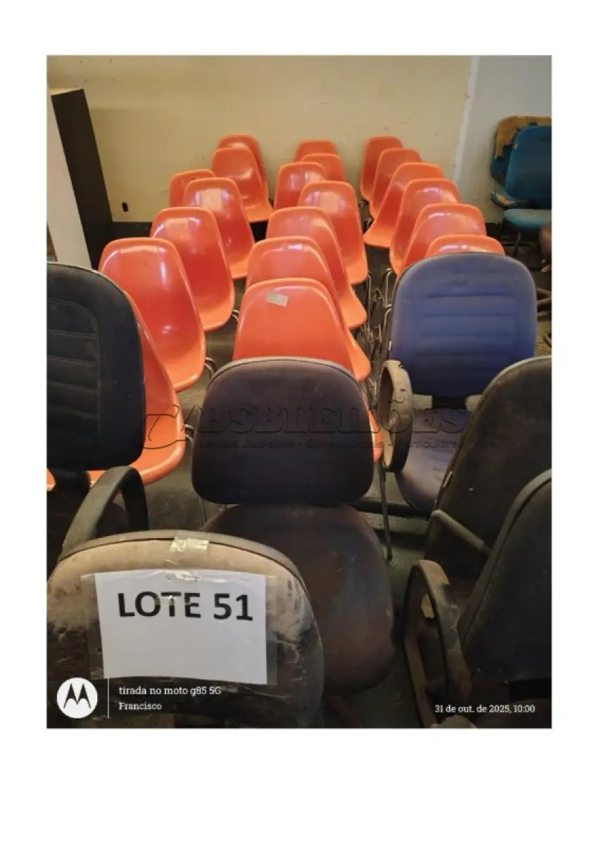 LOTE 051 - 28 CADEIRAS EM DIVERSOS MODELOS E MARCAS (NO ESTADO DE CONSERVAÇÃO QUE SE ENCONTRAM);