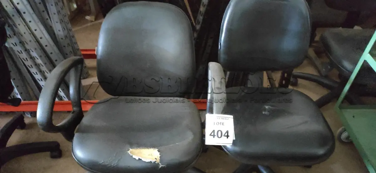 LOTE 404 - 02 CADEIRAS DE ESCRITÓRIO. (NO ESTADO) ATENÇÃO! FAZER A VISITAÇÃO ANTES DE ARREMATAR, NÃO SABEMOS SE FUNCIONA, LEILÃO NÃO TEM GARANTIA E NEM DEVOLUÇÃO, SUJEITO A POSSÍVEIS AVARIAS VISÍVEIS/OCULTAS E/OU AUSÊNCIA DE COMPONENTES.