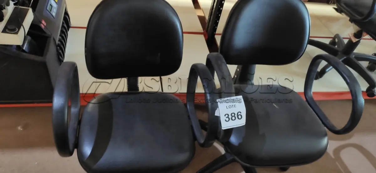 LOTE 386 - 02 CADEIRAS DE ESCRITÓRIO. (NO ESTADO) ATENÇÃO! FAZER A VISITAÇÃO ANTES DE ARREMATAR, NÃO SABEMOS SE FUNCIONA, LEILÃO NÃO TEM GARANTIA E NEM DEVOLUÇÃO, SUJEITO A POSSÍVEIS AVARIAS VISÍVEIS/OCULTAS E/OU AUSÊNCIA DE COMPONENTES.