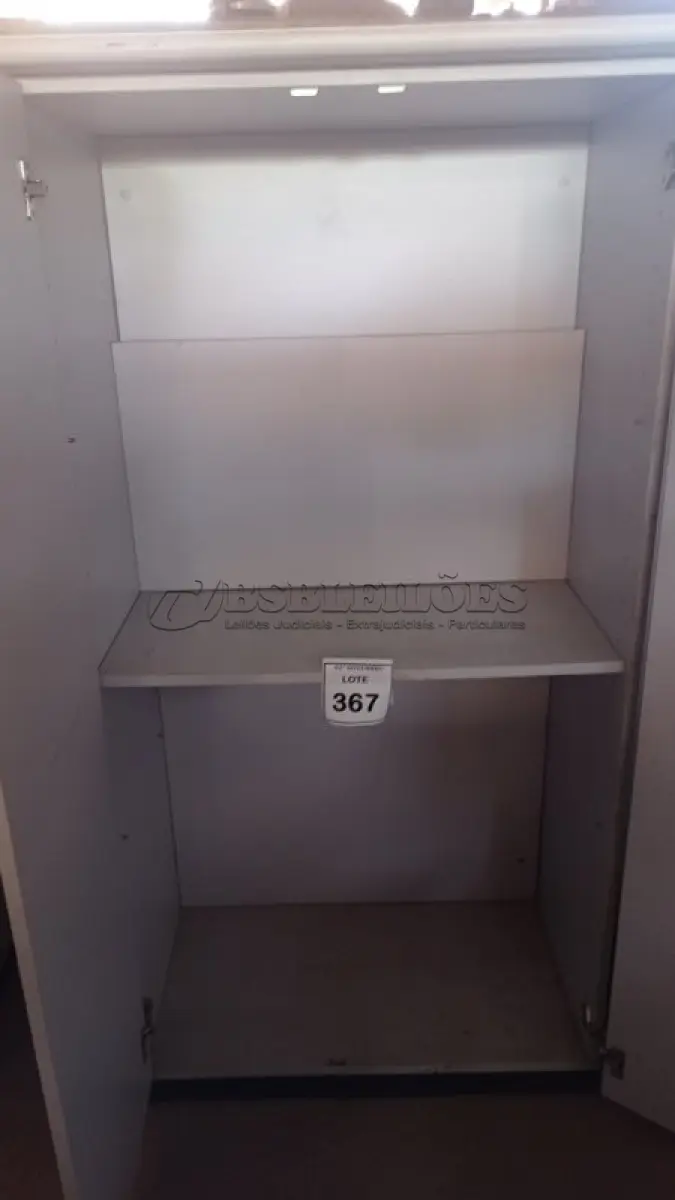 LOTE 367 - 01 ARMÁRIOS ALTO PARA ESCRITÓRIO COM 02 COMPARTIMENTOS. (NO ESTADO) ATENÇÃO! FAZER A VISITAÇÃO ANTES DE ARREMATAR, NÃO SABEMOS SE FUNCIONA, LEILÃO NÃO TEM GARANTIA E NEM DEVOLUÇÃO, SUJEITO A POSSÍVEIS AVARIAS VISÍVEIS/OCULTAS E/OU AUSÊNCIA DE COMPONENTES.