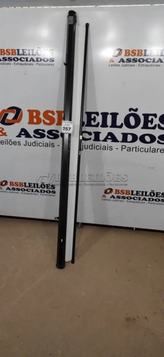 LOTE 257 - 01 TELA DE PROJEÇÃO RETRÁTIL. (NO ESTADO) ATENÇÃO! FAZER A VISITAÇÃO ANTES DE ARREMATAR, NÃO SABEMOS SE FUNCIONA, LEILÃO NÃO TEM GARANTIA E NEM DEVOLUÇÃO, SUJEITO A POSSÍVEIS AVARIAS VISÍVEIS/OCULTAS E/OU AUSÊNCIA DE COMPONENTES.