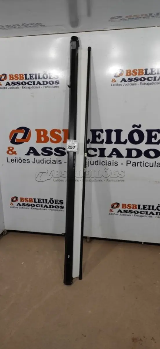 LOTE 257 - 01 TELA DE PROJEÇÃO RETRÁTIL. (NO ESTADO) ATENÇÃO! FAZER A VISITAÇÃO ANTES DE ARREMATAR, NÃO SABEMOS SE FUNCIONA, LEILÃO NÃO TEM GARANTIA E NEM DEVOLUÇÃO, SUJEITO A POSSÍVEIS AVARIAS VISÍVEIS/OCULTAS E/OU AUSÊNCIA DE COMPONENTES.