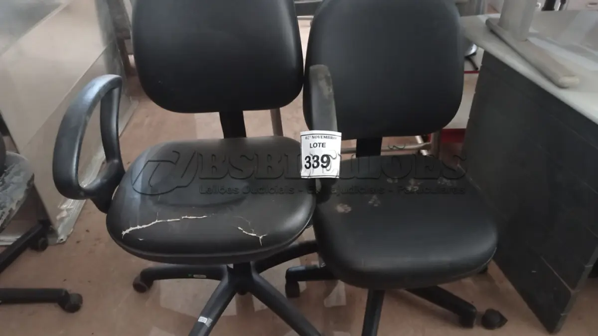 LOTE 339 - 02 CADEIRAS GIRATÓRIAS. (NO ESTADO) ATENÇÃO! FAZER A VISITAÇÃO ANTES DE ARREMATAR, NÃO SABEMOS SE FUNCIONA, LEILÃO NÃO TEM GARANTIA E NEM DEVOLUÇÃO, SUJEITO A POSSÍVEIS AVARIAS VISÍVEIS/OCULTAS E/OU AUSÊNCIA DE COMPONENTES.