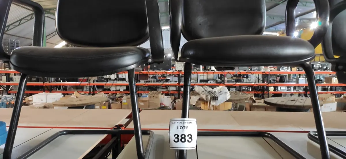 LOTE 383 - 02 CADEIRAS DE ESCRITÓRIO COM PÉS FIXOS. (NO ESTADO) ATENÇÃO! FAZER A VISITAÇÃO ANTES DE ARREMATAR, NÃO SABEMOS SE FUNCIONA, LEILÃO NÃO TEM GARANTIA E NEM DEVOLUÇÃO, SUJEITO A POSSÍVEIS AVARIAS VISÍVEIS/OCULTAS E/OU AUSÊNCIA DE COMPONENTES.
