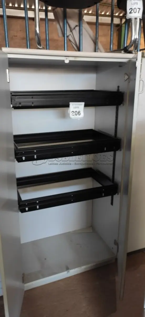 LOTE 206 - 01 ARMÁRIO DE ESCRITÓRIO PARA PASTAS SUSPENSAS COM 02 PORTAS. (NO ESTADO) ATENÇÃO! FAZER A VISITAÇÃO ANTES DE ARREMATAR, NÃO SABEMOS SE FUNCIONA, LEILÃO NÃO TEM GARANTIA E NEM DEVOLUÇÃO, SUJEITO A POSSÍVEIS AVARIAS VISÍVEIS/OCULTAS E/OU AUSÊNCIA DE COMPONENTES.