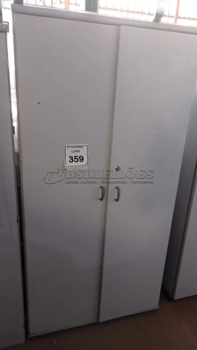 LOTE 359 - 01 ARMÁRIO ALTO PARA ESCRITÓRIO. (NO ESTADO) ATENÇÃO! FAZER A VISITAÇÃO ANTES DE ARREMATAR, NÃO SABEMOS SE FUNCIONA, LEILÃO NÃO TEM GARANTIA E NEM DEVOLUÇÃO, SUJEITO A POSSÍVEIS AVARIAS VISÍVEIS/OCULTAS E/OU AUSÊNCIA DE COMPONENTES.
