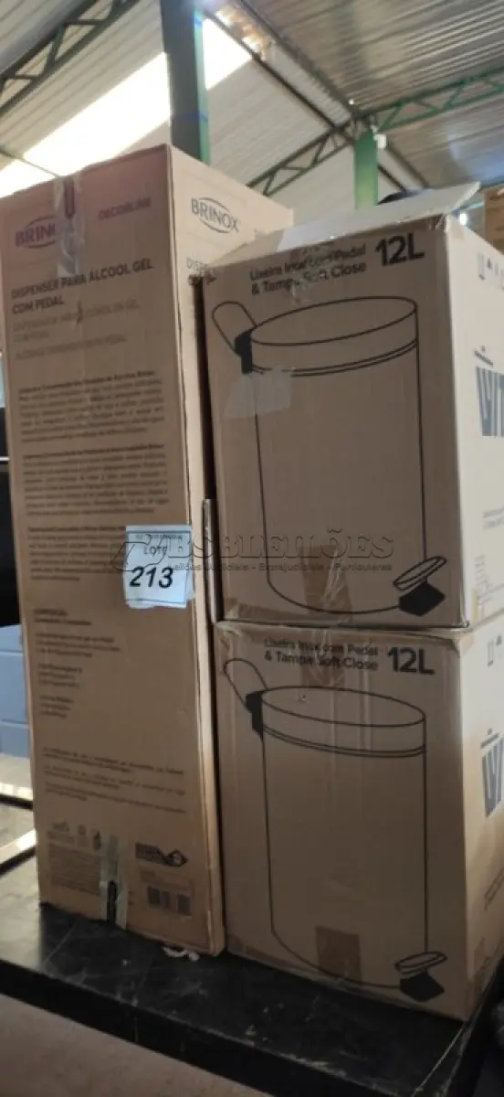 LOTE 213 - 02 LIXEIRAS INOX SEM TAMPA E 01 DISPENSE DE ÁLCOOL EM GEL COM PEDAL. (NO ESTADO) ATENÇÃO! FAZER A VISITAÇÃO ANTES DE ARREMATAR, NÃO SABEMOS SE FUNCIONA, LEILÃO NÃO TEM GARANTIA E NEM DEVOLUÇÃO, SUJEITO A POSSÍVEIS AVARIAS VISÍVEIS/OCULTAS E/OU AUSÊNCIA DE COMPONENTES.