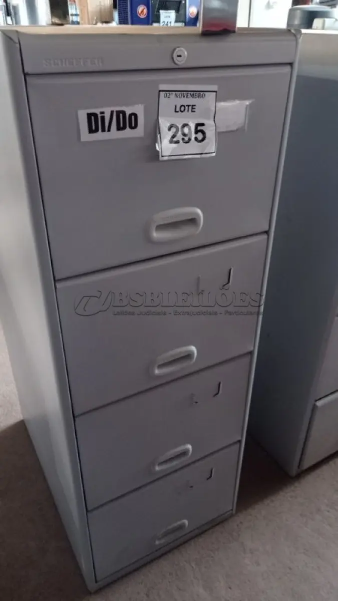 LOTE 295 - 01 ARQUIVO DE AÇO COM 04 GAVETAS. (NO ESTADO) ATENÇÃO! FAZER A VISITAÇÃO ANTES DE ARREMATAR, NÃO SABEMOS SE FUNCIONA, LEILÃO NÃO TEM GARANTIA E NEM DEVOLUÇÃO, SUJEITO A POSSÍVEIS AVARIAS VISÍVEIS/OCULTAS E/OU AUSÊNCIA DE COMPONENTES.