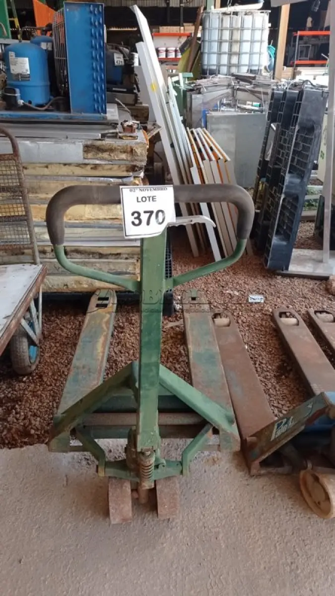 LOTE 370 - 01 PALETEIRA. (NO ESTADO) ATENÇÃO! FAZER A VISITAÇÃO ANTES DE ARREMATAR, NÃO SABEMOS SE FUNCIONA, LEILÃO NÃO TEM GARANTIA E NEM DEVOLUÇÃO, SUJEITO A POSSÍVEIS AVARIAS VISÍVEIS/OCULTAS E/OU AUSÊNCIA DE COMPONENTES.