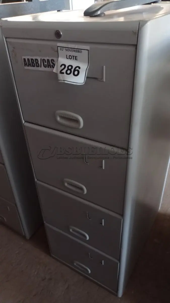 LOTE 286 - 01 ARQUIVO DE AÇO COM 04 GAVETAS. (NO ESTADO) ATENÇÃO! FAZER A VISITAÇÃO ANTES DE ARREMATAR, NÃO SABEMOS SE FUNCIONA, LEILÃO NÃO TEM GARANTIA E NEM DEVOLUÇÃO, SUJEITO A POSSÍVEIS AVARIAS VISÍVEIS/OCULTAS E/OU AUSÊNCIA DE COMPONENTES.