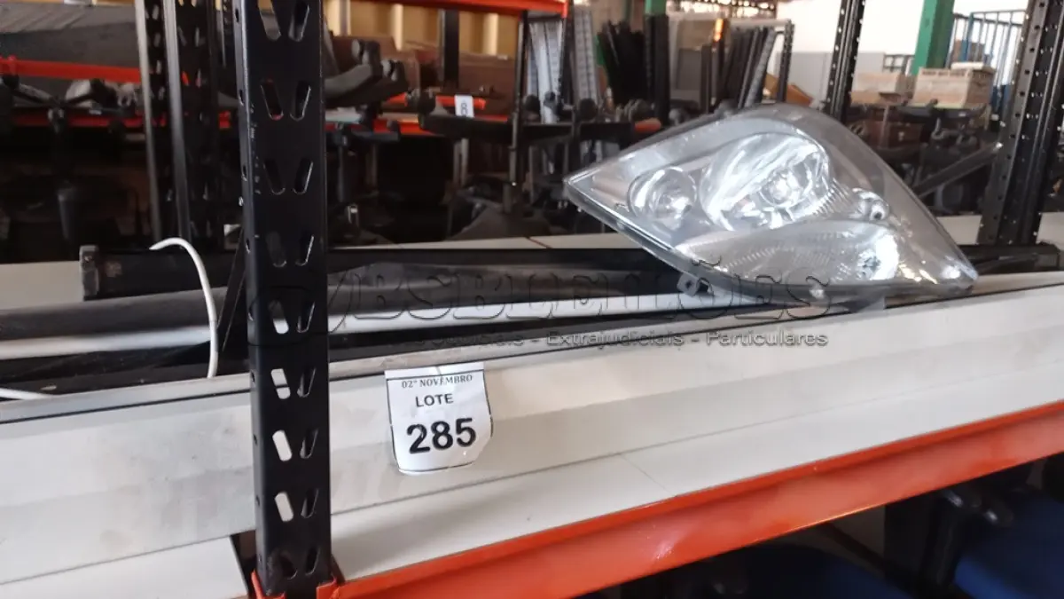 LOTE 285 - 01 LOTE COM VÁRIAS TELAS DE PROJEÇÃO INCOMPLETAS MARCAS E MODELO DIVERSOS E 01 FAROL DE CARRO COM AVARIAS. (NO ESTADO) ATENÇÃO! FAZER A VISITAÇÃO ANTES DE ARREMATAR, NÃO SABEMOS SE FUNCIONA, LEILÃO NÃO TEM GARANTIA E NEM DEVOLUÇÃO, SUJEITO A POSSÍVEIS AVARIAS VISÍVEIS/OCULTAS E/OU AUSÊNCIA DE COMPONENTES.
