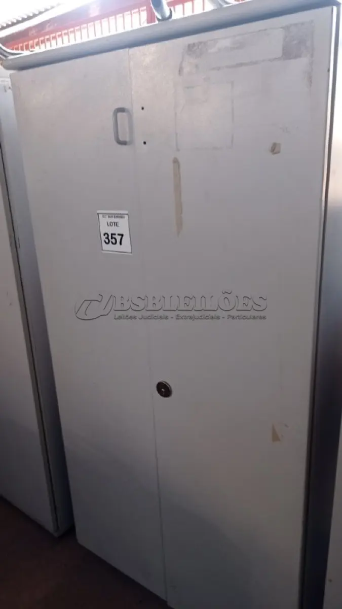 LOTE 357 - 01 ARMÁRIO REFORÇADO COM 2 PORTAS. (NO ESTADO) ATENÇÃO! FAZER A VISITAÇÃO ANTES DE ARREMATAR, NÃO SABEMOS SE FUNCIONA, LEILÃO NÃO TEM GARANTIA E NEM DEVOLUÇÃO, SUJEITO A POSSÍVEIS AVARIAS VISÍVEIS/OCULTAS E/OU AUSÊNCIA DE COMPONENTES.