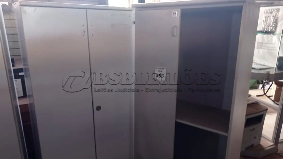LOTE 365 - 02 ARMÁRIOS ALTOS PARA ESCRITÓRIO COM AVARIAS. (NO ESTADO) ATENÇÃO! FAZER A VISITAÇÃO ANTES DE ARREMATAR, NÃO SABEMOS SE FUNCIONA, LEILÃO NÃO TEM GARANTIA E NEM DEVOLUÇÃO, SUJEITO A POSSÍVEIS AVARIAS VISÍVEIS/OCULTAS E/OU AUSÊNCIA DE COMPONENTES.