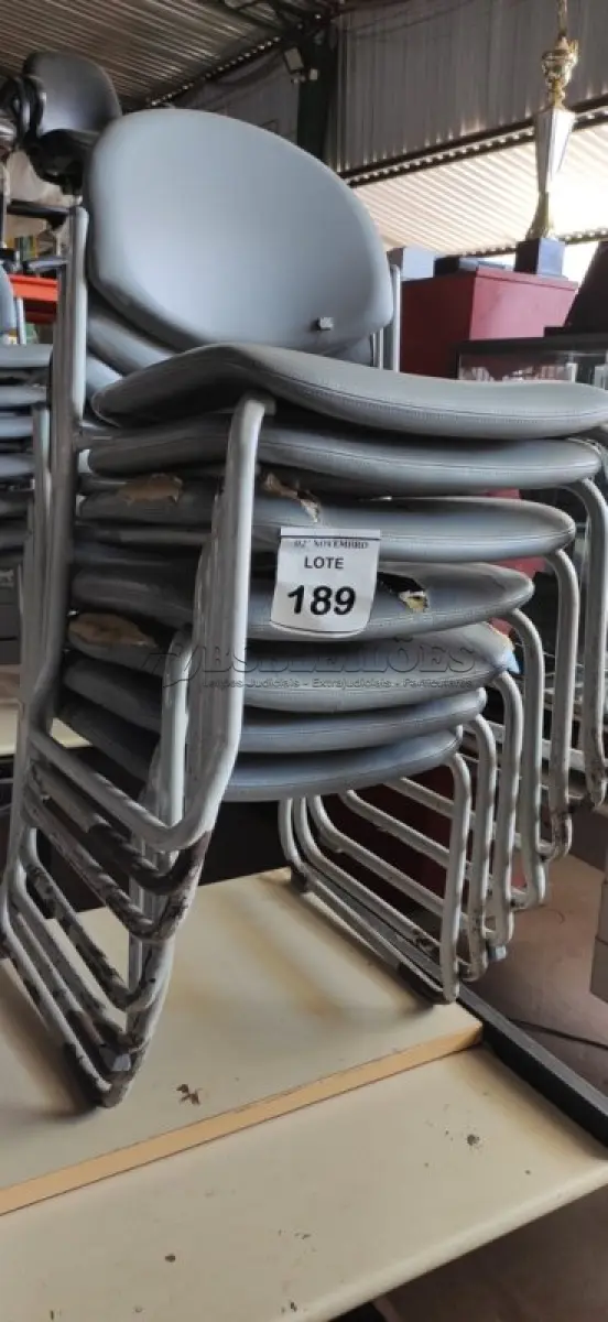 LOTE 189 - 07 CADEIRAS COM PÉS FIXOS. (NO ESTADO) ATENÇÃO! FAZER A VISITAÇÃO ANTES DE ARREMATAR, NÃO SABEMOS SE FUNCIONA, LEILÃO NÃO TEM GARANTIA E NEM DEVOLUÇÃO, SUJEITO A POSSÍVEIS AVARIAS VISÍVEIS/OCULTAS E/OU AUSÊNCIA DE COMPONENTES.