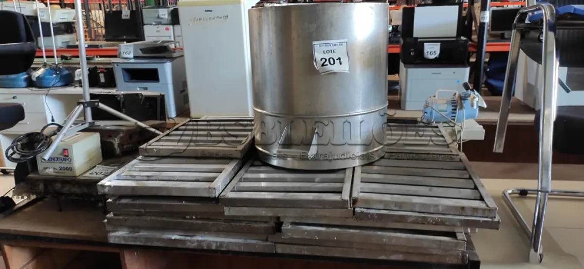 LOTE 201 - 01 LIXEIRA INOX E VÁRIAS TAMPAS DE BALCÃO EXPOSITOR. (NO ESTADO) ATENÇÃO! FAZER A VISITAÇÃO ANTES DE ARREMATAR, NÃO SABEMOS SE FUNCIONA, LEILÃO NÃO TEM GARANTIA E NEM DEVOLUÇÃO, SUJEITO A POSSÍVEIS AVARIAS VISÍVEIS/OCULTAS E/OU AUSÊNCIA DE COMPONENTES.