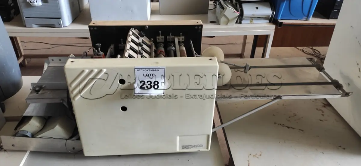 LOTE 238 - 01 DOBRADEIRA DE PAPEL MODELO DE MESA. (NO ESTADO) ATENÇÃO! FAZER A VISITAÇÃO ANTES DE ARREMATAR, NÃO SABEMOS SE FUNCIONA, LEILÃO NÃO TEM GARANTIA E NEM DEVOLUÇÃO, SUJEITO A POSSÍVEIS AVARIAS VISÍVEIS/OCULTAS E/OU AUSÊNCIA DE COMPONENTES.