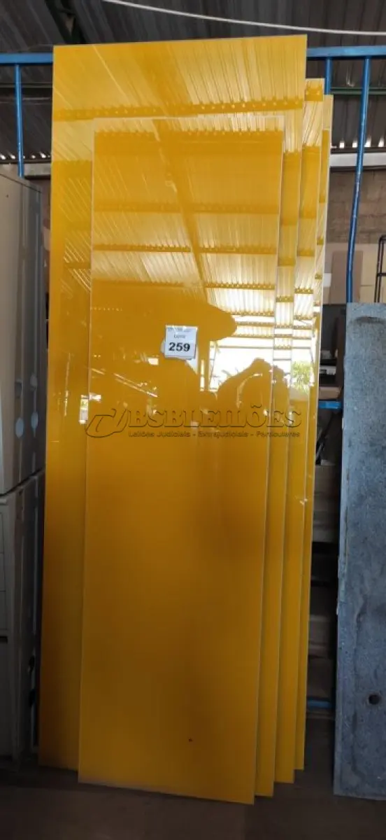 LOTE 259 - 07 PAINÉIS DE VIDRO NA COR AMARELA TAMANHOS DIVERSOS. (NO ESTADO) ATENÇÃO! FAZER A VISITAÇÃO ANTES DE ARREMATAR, NÃO SABEMOS SE FUNCIONA, LEILÃO NÃO TEM GARANTIA E NEM DEVOLUÇÃO, SUJEITO A POSSÍVEIS AVARIAS VISÍVEIS/OCULTAS E/OU AUSÊNCIA DE COMPONENTES.