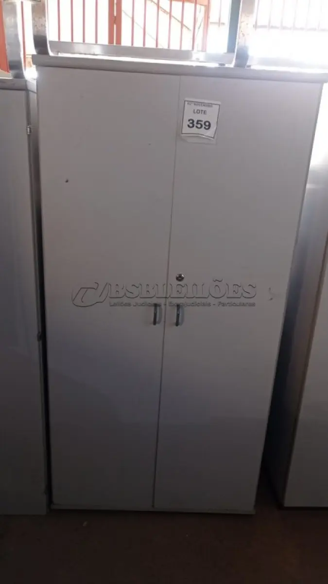 LOTE 359 - 01 ARMÁRIO ALTO PARA ESCRITÓRIO. (NO ESTADO) ATENÇÃO! FAZER A VISITAÇÃO ANTES DE ARREMATAR, NÃO SABEMOS SE FUNCIONA, LEILÃO NÃO TEM GARANTIA E NEM DEVOLUÇÃO, SUJEITO A POSSÍVEIS AVARIAS VISÍVEIS/OCULTAS E/OU AUSÊNCIA DE COMPONENTES.