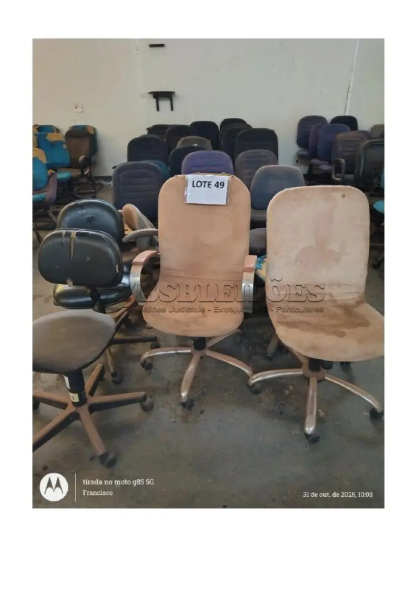 LOTE 049 - 28 CADEIRAS. SENDO, FIXAS EM ACRÍLICO LARANJA, GIRATÓRIAS, FIXAS COM ESPALDAR MÉDIO SEM BRAÇOS, POLTRONA, TIPO INTERLOCUTOR, COM BRAÇOS E OUTRAS EM DIVERSOS MODELOS (NO ESTADO DE CONSERVAÇÃO QUE SE ENCONTRAM)