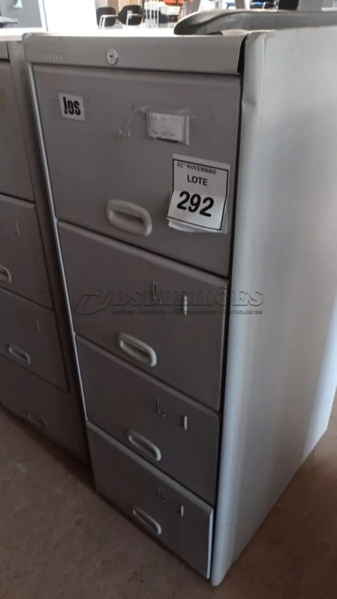 LOTE 292 - 01 ARQUIVO DE AÇO COM 04 GAVETAS. (NO ESTADO) ATENÇÃO! FAZER A VISITAÇÃO ANTES DE ARREMATAR, NÃO SABEMOS SE FUNCIONA, LEILÃO NÃO TEM GARANTIA E NEM DEVOLUÇÃO, SUJEITO A POSSÍVEIS AVARIAS VISÍVEIS/OCULTAS E/OU AUSÊNCIA DE COMPONENTES.