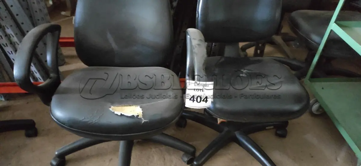 LOTE 404 - 02 CADEIRAS DE ESCRITÓRIO. (NO ESTADO) ATENÇÃO! FAZER A VISITAÇÃO ANTES DE ARREMATAR, NÃO SABEMOS SE FUNCIONA, LEILÃO NÃO TEM GARANTIA E NEM DEVOLUÇÃO, SUJEITO A POSSÍVEIS AVARIAS VISÍVEIS/OCULTAS E/OU AUSÊNCIA DE COMPONENTES.