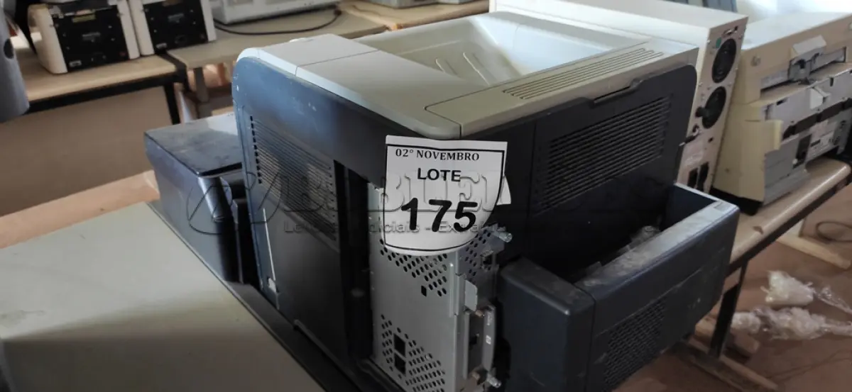 LOTE 175 - 02 IMPRESSORAS MARCAS HP E EPSON. (NO ESTADO) ATENÇÃO! FAZER A VISITAÇÃO ANTES DE ARREMATAR, NÃO SABEMOS SE FUNCIONA, LEILÃO NÃO TEM GARANTIA E NEM DEVOLUÇÃO, SUJEITO A POSSÍVEIS AVARIAS VISÍVEIS/OCULTAS E/OU AUSÊNCIA DE COMPONENTES.