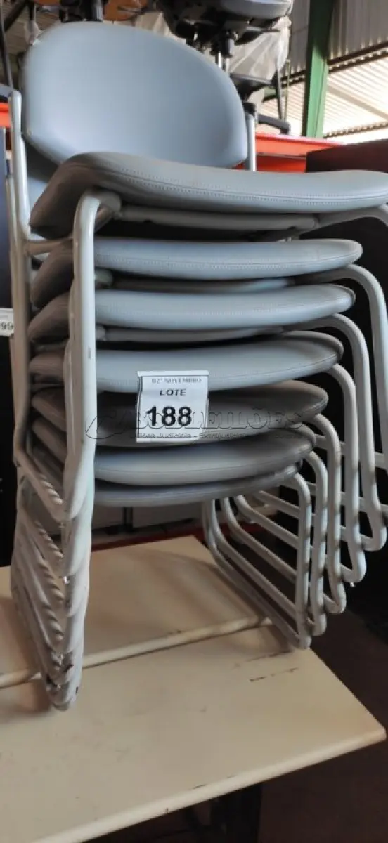 LOTE 188 - 07 CADEIRAS COM PÉS FIXOS. (NO ESTADO) ATENÇÃO! FAZER A VISITAÇÃO ANTES DE ARREMATAR, NÃO SABEMOS SE FUNCIONA, LEILÃO NÃO TEM GARANTIA E NEM DEVOLUÇÃO, SUJEITO A POSSÍVEIS AVARIAS VISÍVEIS/OCULTAS E/OU AUSÊNCIA DE COMPONENTES.