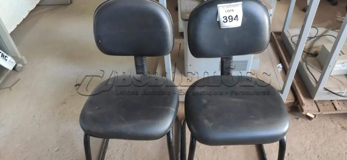 LOTE 394 - 02 CADEIRAS DE ESCRITÓRIO. (NO ESTADO) ATENÇÃO! FAZER A VISITAÇÃO ANTES DE ARREMATAR, NÃO SABEMOS SE FUNCIONA, LEILÃO NÃO TEM GARANTIA E NEM DEVOLUÇÃO, SUJEITO A POSSÍVEIS AVARIAS VISÍVEIS/OCULTAS E/OU AUSÊNCIA DE COMPONENTES.