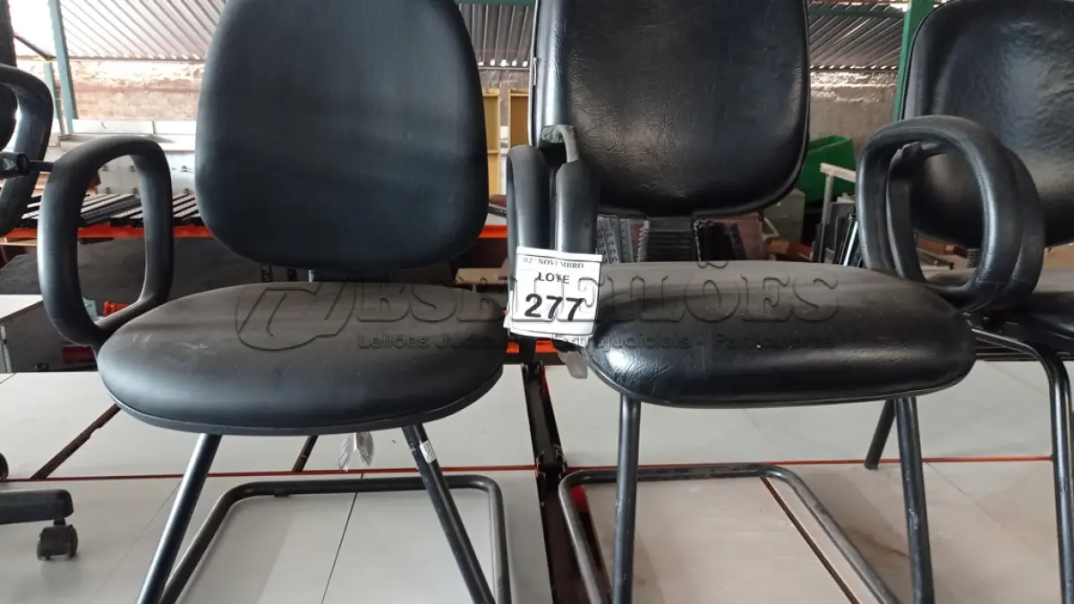 LOTE 277 - 02 CADEIRAS DE PÉS FIXOS. (NO ESTADO) ATENÇÃO! FAZER A VISITAÇÃO ANTES DE ARREMATAR, NÃO SABEMOS SE FUNCIONA, LEILÃO NÃO TEM GARANTIA E NEM DEVOLUÇÃO, SUJEITO A POSSÍVEIS AVARIAS VISÍVEIS/OCULTAS E/OU AUSÊNCIA DE COMPONENTES.