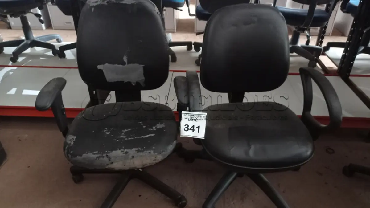 LOTE 341 - 02 CADEIRAS GIRATÓRIAS. (NO ESTADO) ATENÇÃO! FAZER A VISITAÇÃO ANTES DE ARREMATAR, NÃO SABEMOS SE FUNCIONA, LEILÃO NÃO TEM GARANTIA E NEM DEVOLUÇÃO, SUJEITO A POSSÍVEIS AVARIAS VISÍVEIS/OCULTAS E/OU AUSÊNCIA DE COMPONENTES.