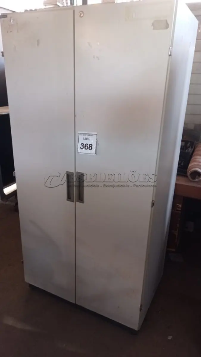 LOTE 368 - 01 ARMÁRIOS ALTO PARA ESCRITÓRIO COM 01 COMPARTIMENTO. (NO ESTADO) ATENÇÃO! FAZER A VISITAÇÃO ANTES DE ARREMATAR, NÃO SABEMOS SE FUNCIONA, LEILÃO NÃO TEM GARANTIA E NEM DEVOLUÇÃO, SUJEITO A POSSÍVEIS AVARIAS VISÍVEIS/OCULTAS E/OU AUSÊNCIA DE COMPONENTES.
