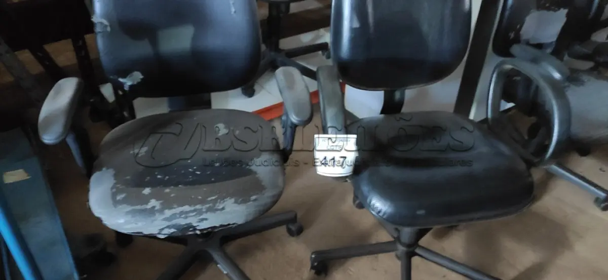 LOTE 417 - 02 CADEIRAS DE ESCRITÓRIO. (NO ESTADO) ATENÇÃO! FAZER A VISITAÇÃO ANTES DE ARREMATAR, NÃO SABEMOS SE FUNCIONA, LEILÃO NÃO TEM GARANTIA E NEM DEVOLUÇÃO, SUJEITO A POSSÍVEIS AVARIAS VISÍVEIS/OCULTAS E/OU AUSÊNCIA DE COMPONENTES.