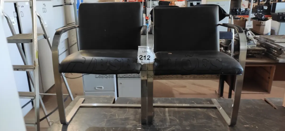 LOTE 212 - 02 CADEIRAS DE PÉS FIXOS. (NO ESTADO) ATENÇÃO! FAZER A VISITAÇÃO ANTES DE ARREMATAR, NÃO SABEMOS SE FUNCIONA, LEILÃO NÃO TEM GARANTIA E NEM DEVOLUÇÃO, SUJEITO A POSSÍVEIS AVARIAS VISÍVEIS/OCULTAS E/OU AUSÊNCIA DE COMPONENTES.
