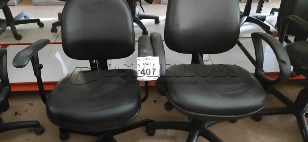 LOTE 407 - 02 CADEIRAS DE ESCRITÓRIO. (NO ESTADO) ATENÇÃO! FAZER A VISITAÇÃO ANTES DE ARREMATAR, NÃO SABEMOS SE FUNCIONA, LEILÃO NÃO TEM GARANTIA E NEM DEVOLUÇÃO, SUJEITO A POSSÍVEIS AVARIAS VISÍVEIS/OCULTAS E/OU AUSÊNCIA DE COMPONENTES.