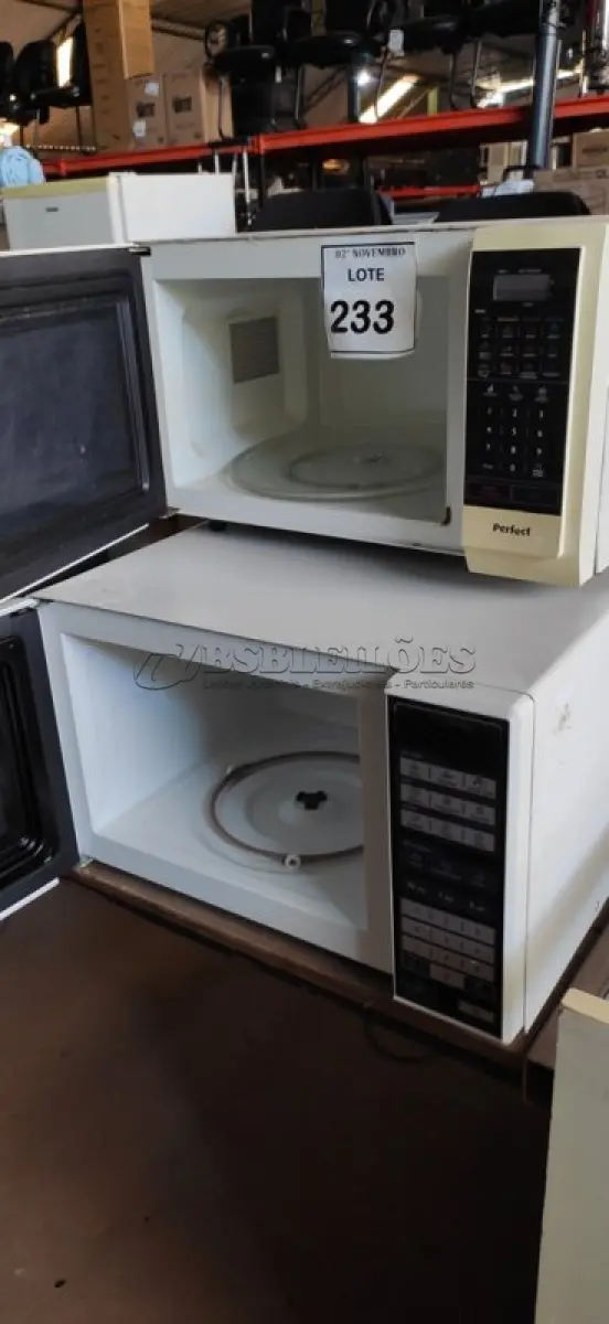 LOTE 233 - 03 MICRO-ONDAS MARCAS E MODELOS DIVERSOS. (NO ESTADO) ATENÇÃO! FAZER A VISITAÇÃO ANTES DE ARREMATAR, NÃO SABEMOS SE FUNCIONA, LEILÃO NÃO TEM GARANTIA E NEM DEVOLUÇÃO, SUJEITO A POSSÍVEIS AVARIAS VISÍVEIS/OCULTAS E/OU AUSÊNCIA DE COMPONENTES.