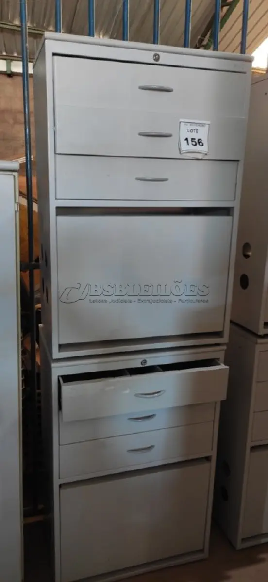 LOTE 156 - 02 ARMÁRIOS BAIXOS DE FERRO E TAMPO EM MADEIRA COM 03 GAVETAS E 01 PORTA CADA. (NO ESTADO) ATENÇÃO! FAZER A VISITAÇÃO ANTES DE ARREMATAR, NÃO SABEMOS SE FUNCIONA, LEILÃO NÃO TEM GARANTIA E NEM DEVOLUÇÃO, SUJEITO A POSSÍVEIS AVARIAS VISÍVEIS/OCULTAS E/OU AUSÊNCIA DE COMPONENTES.