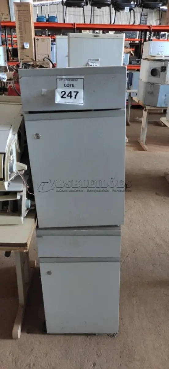 LOTE 247 - 02 ARMÁRIOS BAIXOS COM 01 GAVETA E SUPORTE PARA CPU. (NO ESTADO) ATENÇÃO! FAZER A VISITAÇÃO ANTES DE ARREMATAR, NÃO SABEMOS SE FUNCIONA, LEILÃO NÃO TEM GARANTIA E NEM DEVOLUÇÃO, SUJEITO A POSSÍVEIS AVARIAS VISÍVEIS/OCULTAS E/OU AUSÊNCIA DE COMPONENTES.