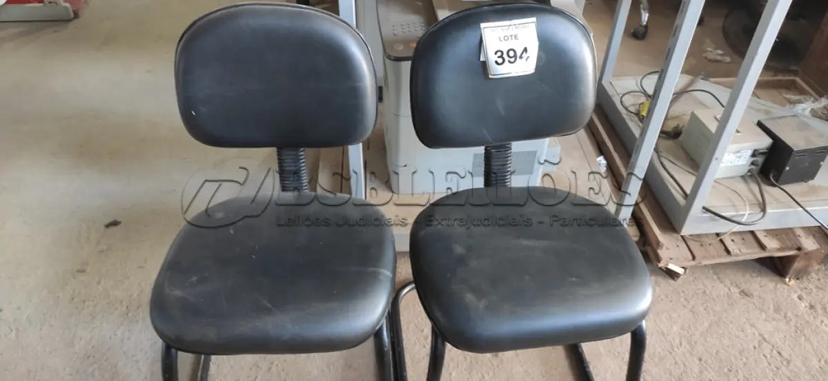 LOTE 394 - 02 CADEIRAS DE ESCRITÓRIO. (NO ESTADO) ATENÇÃO! FAZER A VISITAÇÃO ANTES DE ARREMATAR, NÃO SABEMOS SE FUNCIONA, LEILÃO NÃO TEM GARANTIA E NEM DEVOLUÇÃO, SUJEITO A POSSÍVEIS AVARIAS VISÍVEIS/OCULTAS E/OU AUSÊNCIA DE COMPONENTES.
