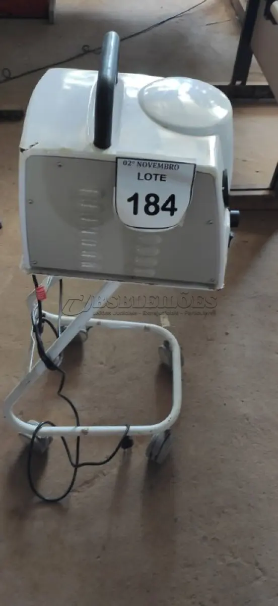 LOTE 184 - 01 ASPIRADOR CIRÚRGICO MARCA NEVONI. (NO ESTADO) ATENÇÃO! FAZER A VISITAÇÃO ANTES DE ARREMATAR, NÃO SABEMOS SE FUNCIONA, LEILÃO NÃO TEM GARANTIA E NEM DEVOLUÇÃO, SUJEITO A POSSÍVEIS AVARIAS VISÍVEIS/OCULTAS E/OU AUSÊNCIA DE COMPONENTES.
