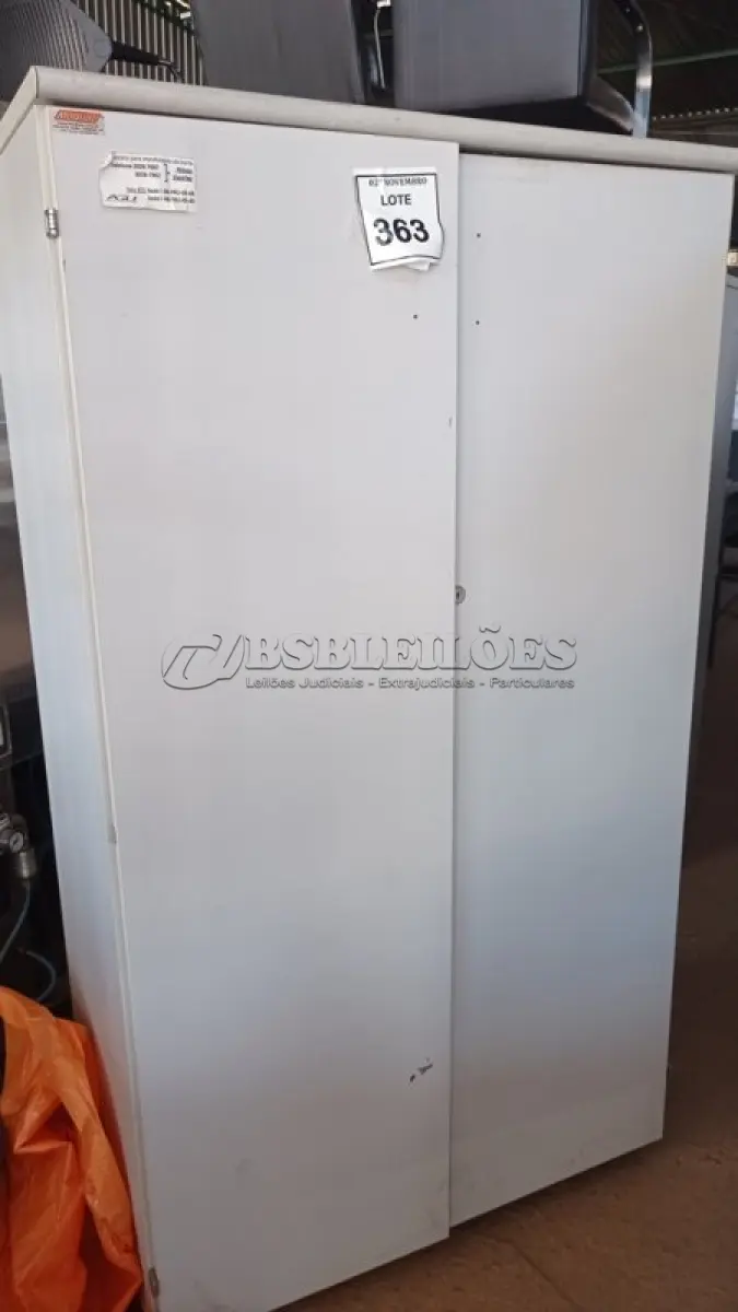 LOTE 363 - 01 ARMÁRIO ALTO PARA ESCRITÓRIO COM 06 COMPARTIMENTOS. (NO ESTADO) ATENÇÃO! FAZER A VISITAÇÃO ANTES DE ARREMATAR, NÃO SABEMOS SE FUNCIONA, LEILÃO NÃO TEM GARANTIA E NEM DEVOLUÇÃO, SUJEITO A POSSÍVEIS AVARIAS VISÍVEIS/OCULTAS E/OU AUSÊNCIA DE COMPONENTES.