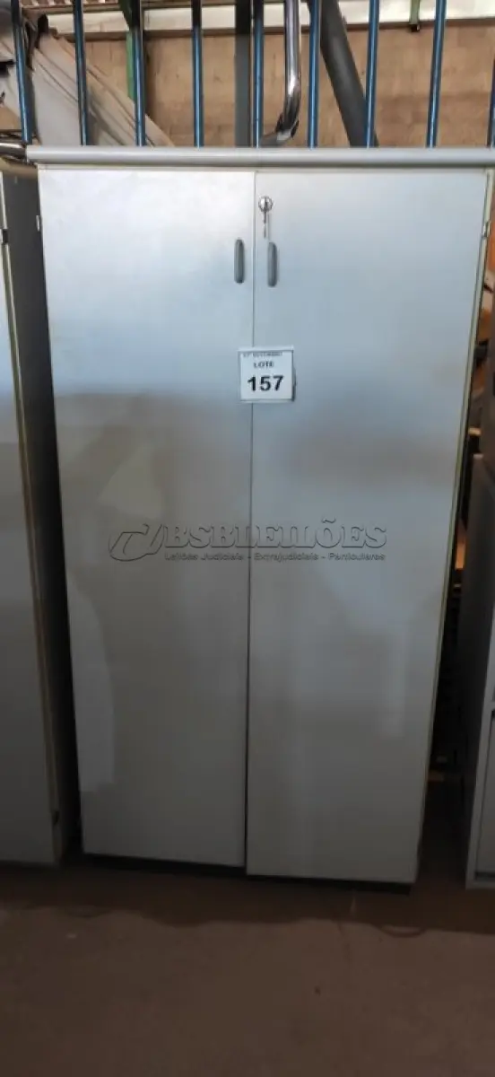 LOTE 157 - 01 ARMÁRIO EM MADEIRA COM 02 PORTAS E TRANCA. (NO ESTADO) ATENÇÃO! FAZER A VISITAÇÃO ANTES DE ARREMATAR, NÃO SABEMOS SE FUNCIONA, LEILÃO NÃO TEM GARANTIA E NEM DEVOLUÇÃO, SUJEITO A POSSÍVEIS AVARIAS VISÍVEIS/OCULTAS E/OU AUSÊNCIA DE COMPONENTES.