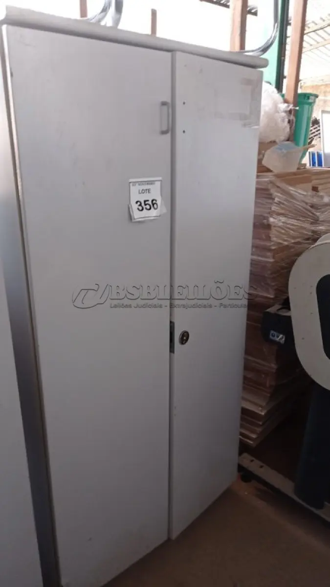 LOTE 356 - 01 ARMÁRIO REFORÇADO COM 2 PORTAS. (NO ESTADO) ATENÇÃO! FAZER A VISITAÇÃO ANTES DE ARREMATAR, NÃO SABEMOS SE FUNCIONA, LEILÃO NÃO TEM GARANTIA E NEM DEVOLUÇÃO, SUJEITO A POSSÍVEIS AVARIAS VISÍVEIS/OCULTAS E/OU AUSÊNCIA DE COMPONENTES.