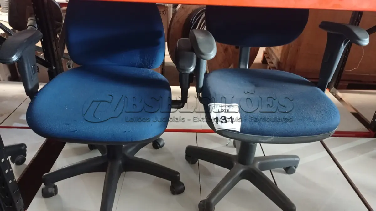 LOTE 131 - 02 CADEIRAS GIRATÓRIAS. (NO ESTADO) ATENÇÃO! FAZER A VISITAÇÃO ANTES DE ARREMATAR, NÃO SABEMOS SE FUNCIONA, LEILÃO NÃO TEM GARANTIA E NEM DEVOLUÇÃO, SUJEITO A POSSÍVEIS AVARIAS VISÍVEIS/OCULTAS E/OU AUSÊNCIA DE COMPONENTES.