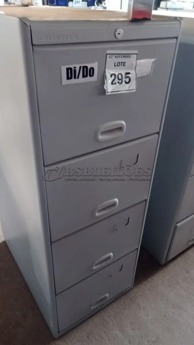 LOTE 295 - 01 ARQUIVO DE AÇO COM 04 GAVETAS. (NO ESTADO) ATENÇÃO! FAZER A VISITAÇÃO ANTES DE ARREMATAR, NÃO SABEMOS SE FUNCIONA, LEILÃO NÃO TEM GARANTIA E NEM DEVOLUÇÃO, SUJEITO A POSSÍVEIS AVARIAS VISÍVEIS/OCULTAS E/OU AUSÊNCIA DE COMPONENTES.