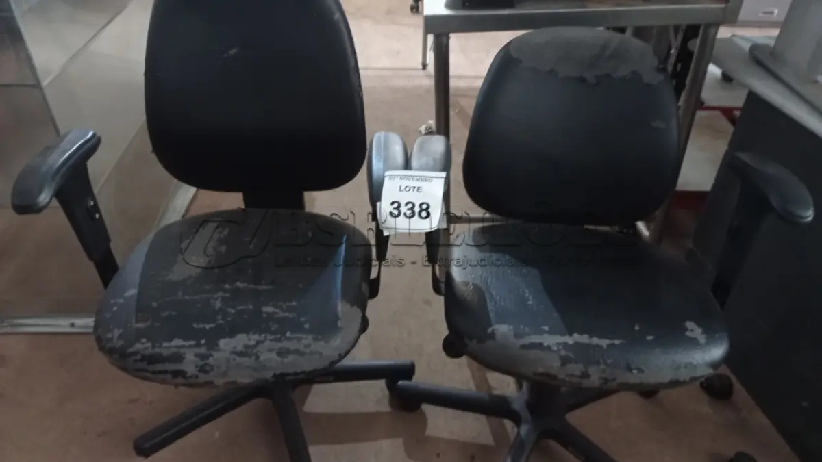 LOTE 338 - 02 CADEIRAS GIRATÓRIAS. (NO ESTADO) ATENÇÃO! FAZER A VISITAÇÃO ANTES DE ARREMATAR, NÃO SABEMOS SE FUNCIONA, LEILÃO NÃO TEM GARANTIA E NEM DEVOLUÇÃO, SUJEITO A POSSÍVEIS AVARIAS VISÍVEIS/OCULTAS E/OU AUSÊNCIA DE COMPONENTES.