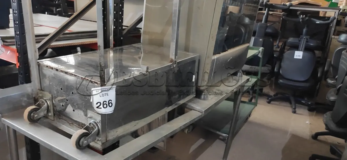LOTE 266 - 01 FOGÃO A GÁS 05 BOCAS, 01 BANCADA EM INOX E 01 CARRINHO EM INOX. (NO ESTADO) ATENÇÃO! FAZER A VISITAÇÃO ANTES DE ARREMATAR, NÃO SABEMOS SE FUNCIONA, LEILÃO NÃO TEM GARANTIA E NEM DEVOLUÇÃO, SUJEITO A POSSÍVEIS AVARIAS VISÍVEIS/OCULTAS E/OU AUSÊNCIA DE COMPONENTES.