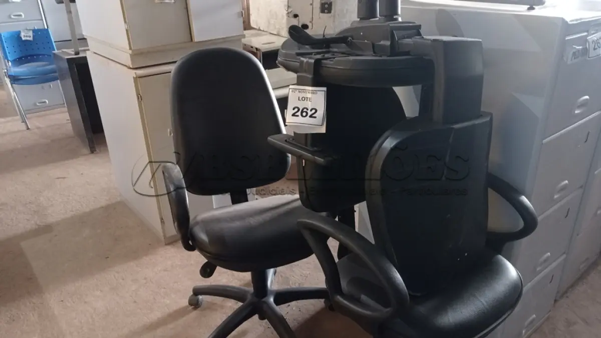 LOTE 262 - 03 CADEIRAS GIRATÓRIAS. (NO ESTADO) ATENÇÃO! FAZER A VISITAÇÃO ANTES DE ARREMATAR, NÃO SABEMOS SE FUNCIONA, LEILÃO NÃO TEM GARANTIA E NEM DEVOLUÇÃO, SUJEITO A POSSÍVEIS AVARIAS VISÍVEIS/OCULTAS E/OU AUSÊNCIA DE COMPONENTES.