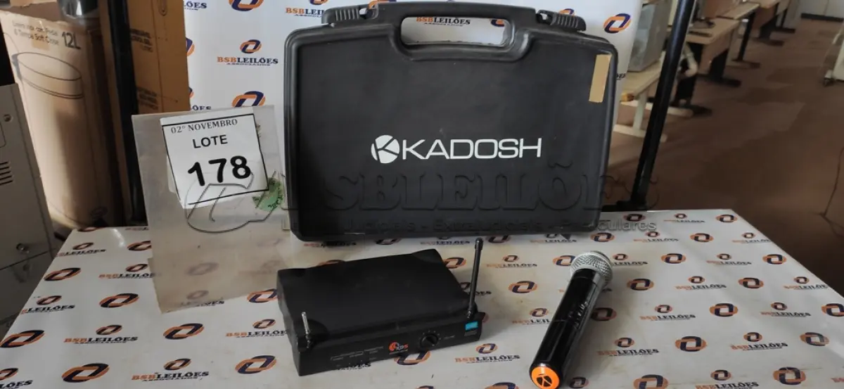 LOTE 178 - 01 MICROFONE COM RECEPTOR E CASE. (NO ESTADO) ATENÇÃO! FAZER A VISITAÇÃO ANTES DE ARREMATAR, NÃO SABEMOS SE FUNCIONA, LEILÃO NÃO TEM GARANTIA E NEM DEVOLUÇÃO, SUJEITO A POSSÍVEIS AVARIAS VISÍVEIS/OCULTAS E/OU AUSÊNCIA DE COMPONENTES.