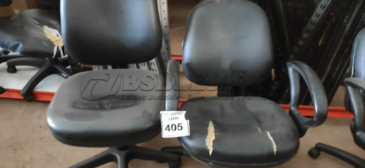 LOTE 405 - 02 CADEIRAS DE ESCRITÓRIO. (NO ESTADO) ATENÇÃO! FAZER A VISITAÇÃO ANTES DE ARREMATAR, NÃO SABEMOS SE FUNCIONA, LEILÃO NÃO TEM GARANTIA E NEM DEVOLUÇÃO, SUJEITO A POSSÍVEIS AVARIAS VISÍVEIS/OCULTAS E/OU AUSÊNCIA DE COMPONENTES.