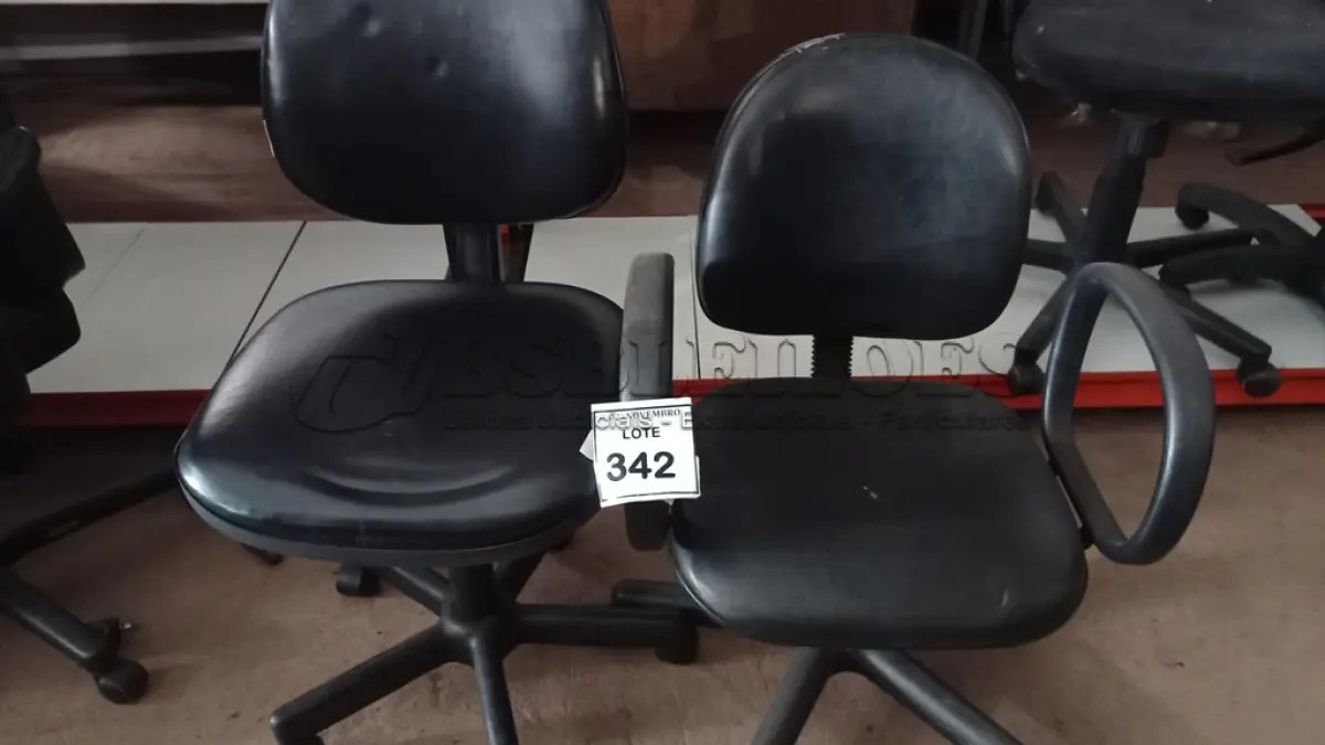 LOTE 342 - 02 CADEIRAS GIRATÓRIAS. (NO ESTADO) ATENÇÃO! FAZER A VISITAÇÃO ANTES DE ARREMATAR, NÃO SABEMOS SE FUNCIONA, LEILÃO NÃO TEM GARANTIA E NEM DEVOLUÇÃO, SUJEITO A POSSÍVEIS AVARIAS VISÍVEIS/OCULTAS E/OU AUSÊNCIA DE COMPONENTES.
